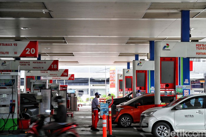 Harga Pertamax cs resmi turun per siang ini, Selasa (31/12/2022). Hal itu membuat animo masyarakat begitu tinggi hingga membuat antrean di SPBU.