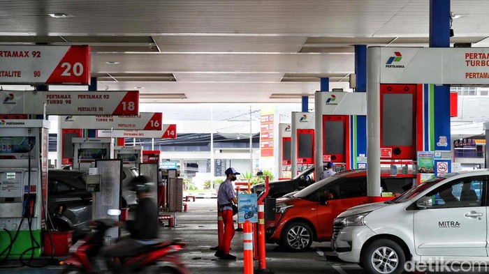 Harga Pertamax cs resmi turun per siang ini, Selasa (31/12/2022). Hal itu membuat animo masyarakat begitu tinggi hingga membuat antrean di SPBU.