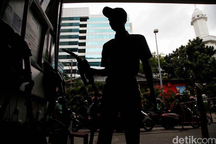Harga Pertamax cs resmi turun per siang ini, Selasa (31/12/2022). Hal itu membuat animo masyarakat begitu tinggi hingga membuat antrean di SPBU.