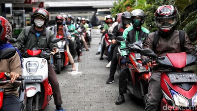 Pertamax cs Turun, Antrean di SPBU Mengular