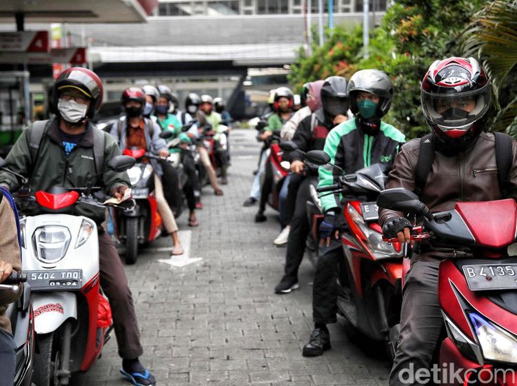 Pertamax cs Turun, Antrean di SPBU Mengular