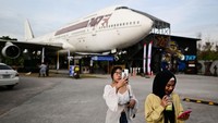 Sama seperti penerbangan pada umumnya, pengunjung akan diminta untuk membeli tiket 120 baht sebelum memasuki restoran.  