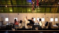 Kafe 747 ini berada di dalam pesawat Boeing 747-400 yang dinonaktifkan.  