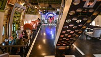 Kafe 747 memiliki 2 lantai dengan struktur pesawat yang masih utuh.  