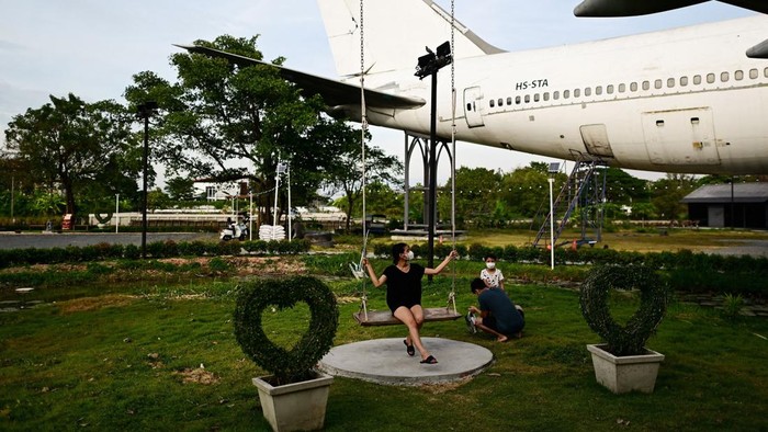 Pesawat Bekas Disulap Jadi Restoran di Thailand A woman rides a swing at the 747 cafe, designed inside a decommissioned Boeing 747-400 airplane on the outskirts of Bangkok on January 2, 2023. (Photo by MANAN VATSYAYANA / AFP) (Photo by MANAN VATSYAYANA/AFP via Getty Images)