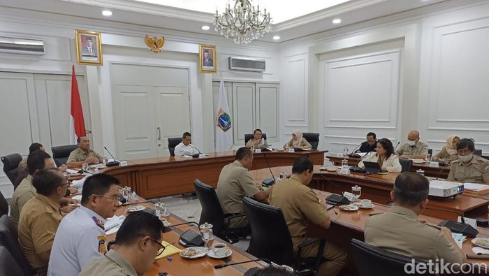 Pj Gubernur DKI Heru Budi memimpin rapat di Balai Kota