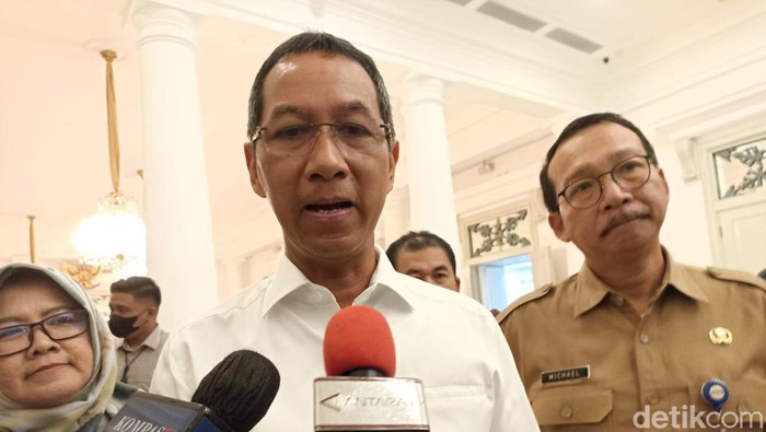 Pj Gubernur DKI Heru Budi memimpin rapat di Balai Kota