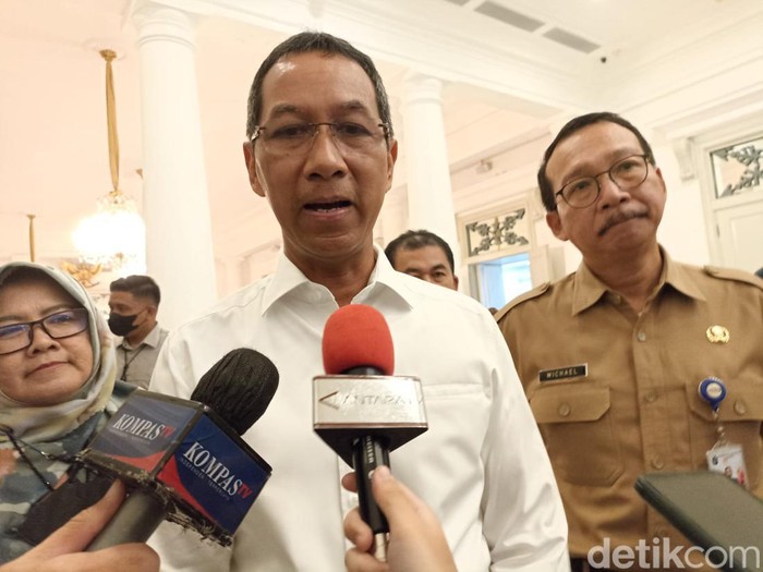 Pj Gubernur DKI Heru Budi memimpin rapat di Balai Kota