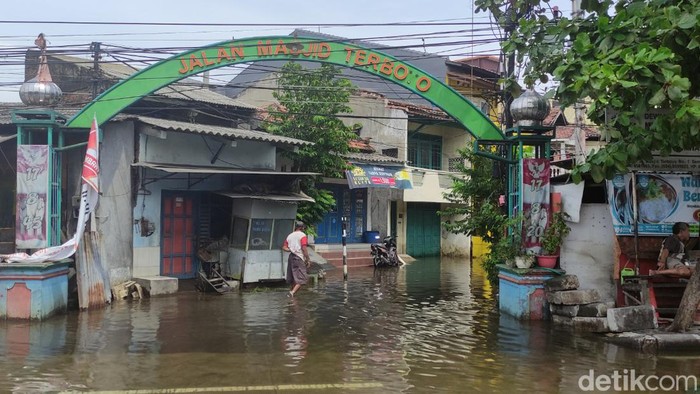 Potret banjir kawasan Kaligawe Semarang, Selasa (3/1/2022).