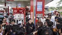 Menteri BUMN Erick Thohir menyampaikan harga Pertamax turun dari Rp 13.900 per liter menjadi Rp 12.800 per liter. Penurunan harga BBM Pertamina ini berlaku pukul 14.00 WIB.