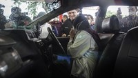 Menteri BUMN Erick Thohir menyapa warga usai menyampaikan keterangan pers terkait penyesuaian harga Bahan Bakar Minyak (BBM) nonsubsidi di SPBU Pertamina MT Haryono, Jakarta.