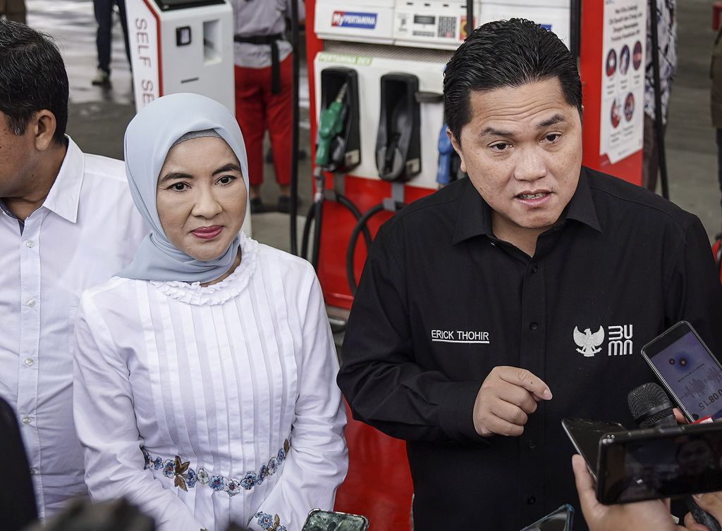 Menteri BUMN Erick Thohir (tengah) didampingi Dirut Pertamina Nicke Widyawati (ketiga kiri) saat menyampaikan keterangan pers terkait penyesuaian harga Bahan Bakar Minyak (BBM) nonsubsidi di SPBU Pertamina MT Haryono, Jakarta, Selasa (3/1/2023). Erick Thohir mengumumkan harga Pertamax akan turun dari Rp13.900 per liter menjadi Rp12.800 per liter yang dilakukan seiring dengan penurunan harga minyak dunia dari level 87 dolar AS menjadi 79 dolar AS dan berlaku mulai Selasa (3/1/2023) pukul 14.00 WIB. ANTARA FOTO/Dhemas Reviyanto/hp.