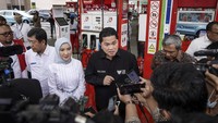 Menteri BUMN Erick Thohir didampingi Dirut Pertamina Nicke Widyawati menyampaikan keterangan pers terkait penyesuaian harga Bahan Bakar Minyak (BBM) nonsubsidi di SPBU Pertamina MT Haryono, Jakarta, Selasa (3/1/2023).