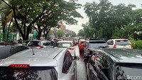 Genangan air depan Kantor Gubernur Sulsel mengakibatkan kemacetan parah di Jalan Urip Sumoharjo sepanjang 2 kilometer. (Foto: Ibrahim Rewa/detikSulsel)