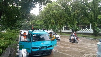 Potret Banjir Depan Kantor Gubernur Sulsel Picu Kemacetan Jl Urip Sumoharjo