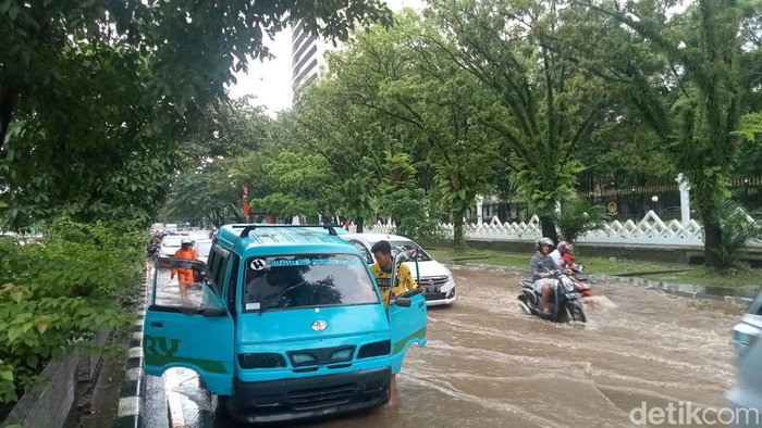 Potret Kemacetan Depan Kantor Gubernur Sulsel Akibat Genangan Potret Kemacetan Depan Kantor Gubernur Sulsel Akibat Genangan