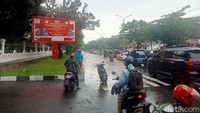 Genangan air di depan Kantor Gubernur Sulsel memicu kemacetan. Tampak kendaraan yang melintas memilih sisi kanan jalan yang genangannya lebih dangkal. (Foto: Ibrahim Rewa/detikSulsel)