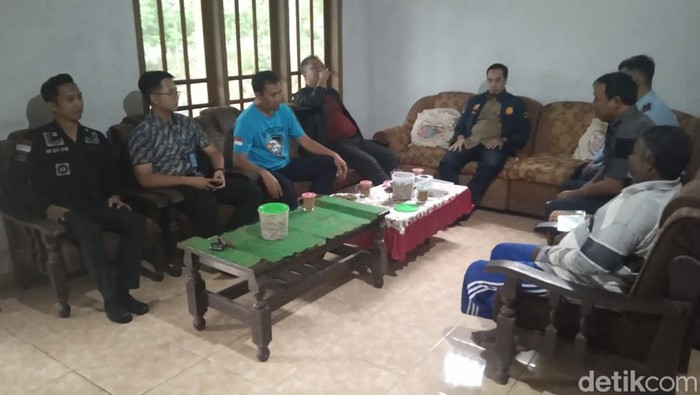 Pria bertraining biru satu di antara pengungsi Rohingya yang bertahan dan menikahi perempuan Blitar