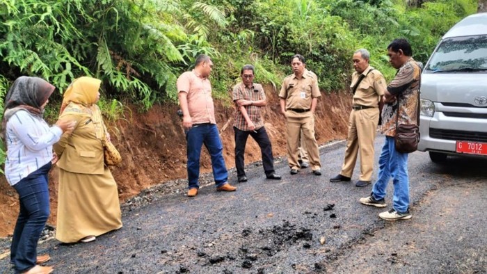 Komisi III DPRD Kabupaten Pekalongan, melakukan inspeksi mendadak (sidak) pada jalan kabupaten di Paninggaran, yang menggunakan anggaran dari Banprov Rp 4,6 miliar, sepanjang 2290 meter.