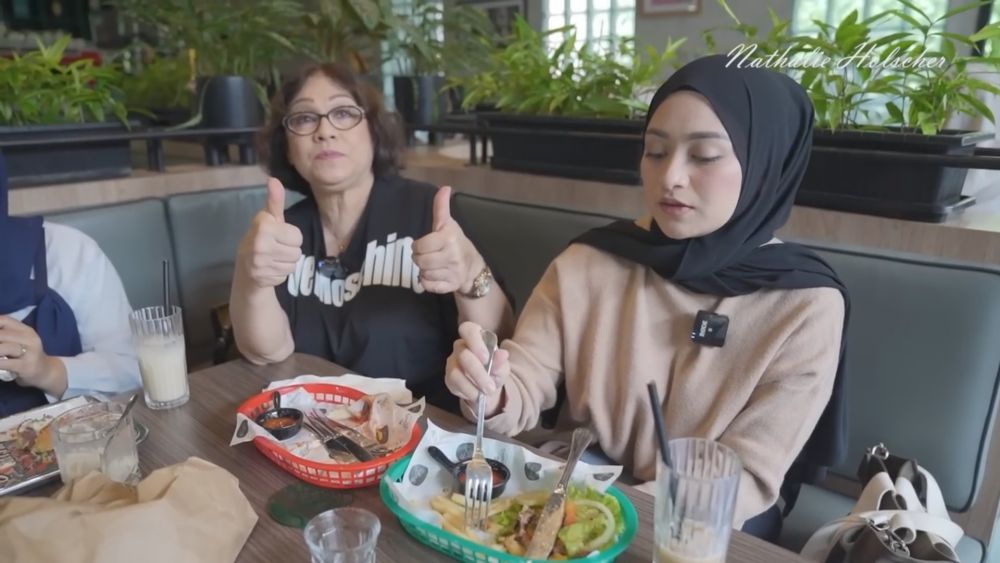Reaksi emak-emak makan di Karen's Diner