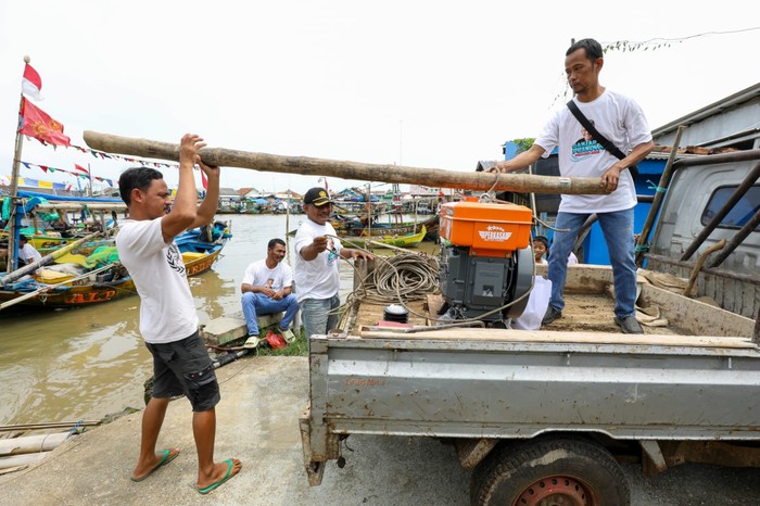 Relawan Ganjar Beri Bantuan Mesin Kapal untuk Nelayan di Karawang