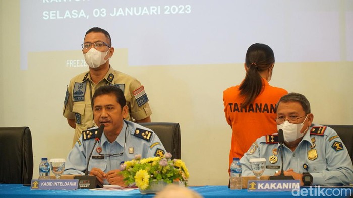 REP. Pelaku perekrutan tenaga kerja jadi operator judi online ke Kamboja saat dihadirkan