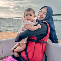 Selama di Bali baby Moana diajak oleh orangtuanya untuk banyak bermain di laut. Dalam foto yang satu ini baby Moana terlihat sedang berada di sebuah kapal bersama Ria Ricis. Foto: Instagram/@riaricis1795