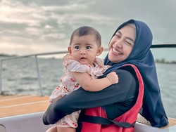 7 Foto Ria Ricis Liburan ke Bali, Nekat Ajak Baby Moana Naik Jetski