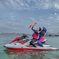 Walaupun masih berusia 5 bulan namun Moana sudah diajak oleh Ricis dan Ryan untuk bersama-sama naik jetski. Aksi nekat Ricis dan Ryan mengajak sang anak yang dinilai masih terlalu kecil untuk naik jetski itu yang kemudian menuai kontroversi. Foto: Instagram/@riaricis1795