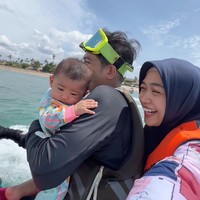 Dianggap masih terlalu kecil, Ricis dan Ryan justru dinilai malah membahayakan keselamatan baby Moana dengan mengajaknya naik jetski. Moana kalo auto kecebur gimana tuh?? Ngga pake pengaman juga..Demi konten rela anaknya yg jd korban, komentar salah seorang netizen. Foto: Instagram/@riaricis1795
