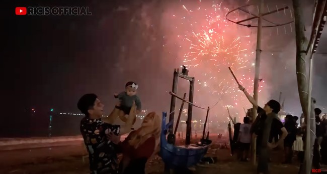 Ricis, Ryan, dan baby Moana juga terlihat menikmati pesta kembang api pergantian tahun di Bali. Ketiganya tampak bahagia. Foto: YouTube/Ricis Official