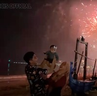 Ricis, Ryan, dan baby Moana juga terlihat menikmati pesta kembang api pergantian tahun di Bali. Ketiganya tampak bahagia. Foto: YouTube/Ricis Official