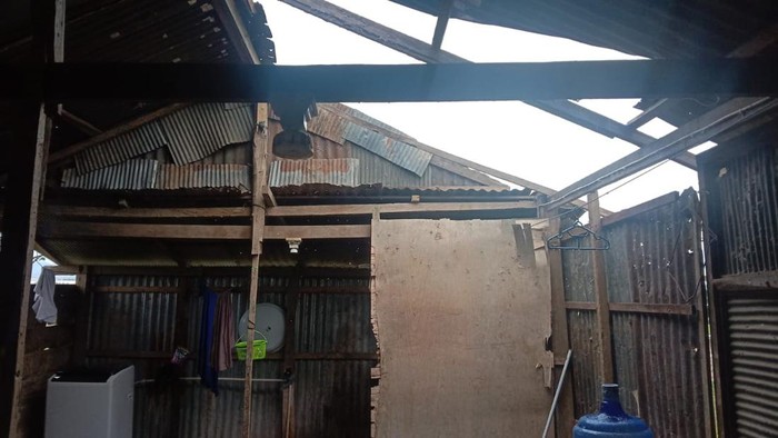 Rumah rusak di Sidrap akibat diterjang angin kencang.