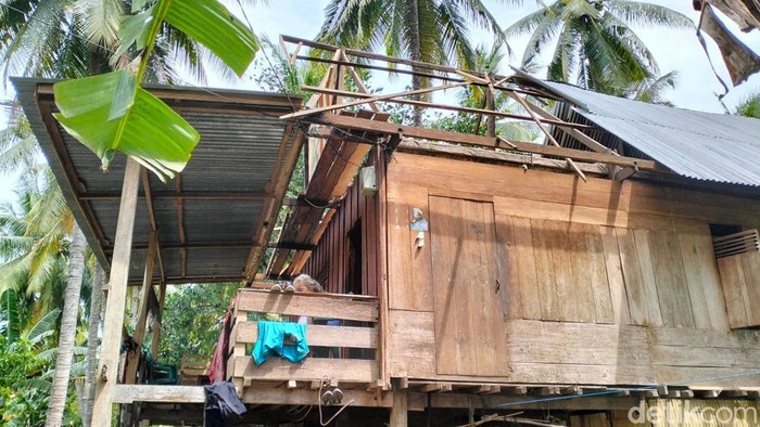 Rumah rusak diterjang angin kencang di Polman, Sulbar.