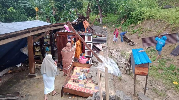Rumah warga roboh di Mamuju Tengah diterjang angin kencang.