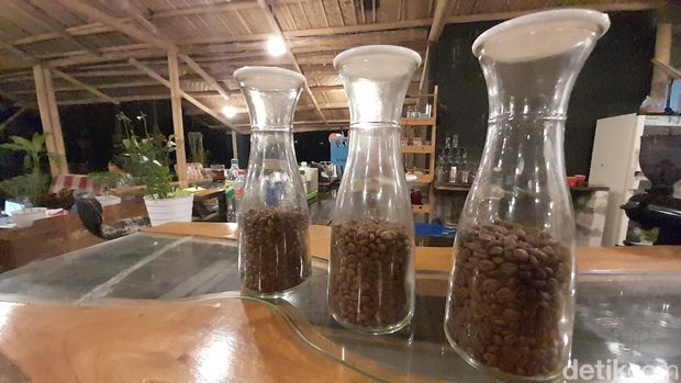 Sajian kopi Liberika di De Landing, Sumedang.
