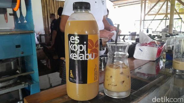 Sajian kopi Liberika di De Landing, Sumedang.