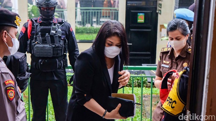 Sidang pembunuhan Brigadir Yosua Hutabarat dilanjutkan hari ini. Ferdy Sambo dan istrinya Putri Candrawathi menghadirkan guru besar Unhas Said Karim sebagai saksi meringankan.