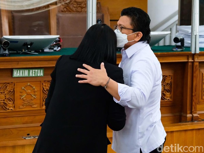 Sidang pembunuhan Brigadir Yosua Hutabarat dilanjutkan hari ini. Ferdy Sambo dan istrinya Putri Candrawathi menghadirkan guru besar Unhas Said Karim sebagai saksi meringankan.