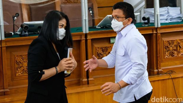 Sidang pembunuhan Brigadir Yosua Hutabarat dilanjutkan hari ini. Ferdy Sambo dan istrinya Putri Candrawathi menghadirkan guru besar Unhas Said Karim sebagai saksi meringankan.