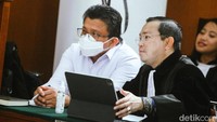 Ferdy Sambo didakwa melakukan pembunuhan berencana terhadap Brigadir N Yosua Hutabarat. Perbuatan itu dilakukan bersama-sama dengan Richard Eliezer Pudihang Lumiu, Putri Candrawathi, Ricky Rizal Wibowo, dan Kuat Maruf.