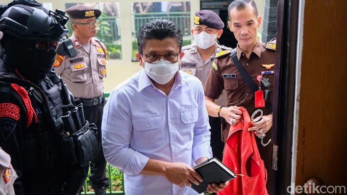 Sidang pembunuhan Brigadir Yosua Hutabarat dilanjutkan hari ini. Ferdy Sambo dan istrinya Putri Candrawathi menghadirkan guru besar Unhas Said Karim sebagai saksi meringankan.