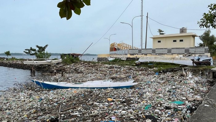 Sampah di Anjungan Cempae Parepare, Sulsel.