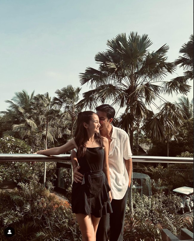 Tak hanya gaya berpakaiannya yang mendapat nyinyiran dari netizen, gaya berpacarannya dengan Junior Roberts juga demikian. Sandrinna dan Junior dinilai terlalu mengumbar kemesraan. Foto: Instagram/@juniorrobertss