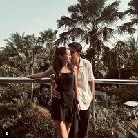 Tak hanya gaya berpakaiannya yang mendapat nyinyiran dari netizen, gaya berpacarannya dengan Junior Roberts juga demikian. Sandrinna dan Junior dinilai terlalu mengumbar kemesraan. Foto: Instagram/@juniorrobertss