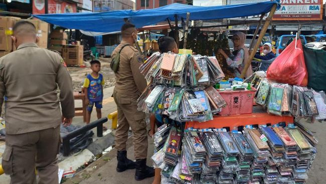 Satpol PP Bogor Tertibkan PKL di Trotoar Pasar Cibinong (dok Satpol PP Kabupaten Bogor)