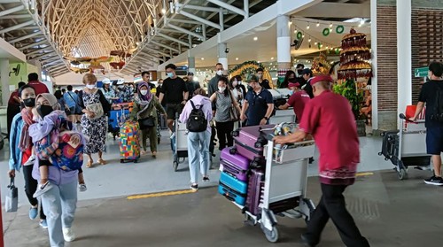 Sejumlah wisatawan domestik (wisdom) di Terminal Keberangkatan Domestik Bandara Internasional I Gusti Ngurah Rai, Badung, Bali, Selasa (3/1/2023).