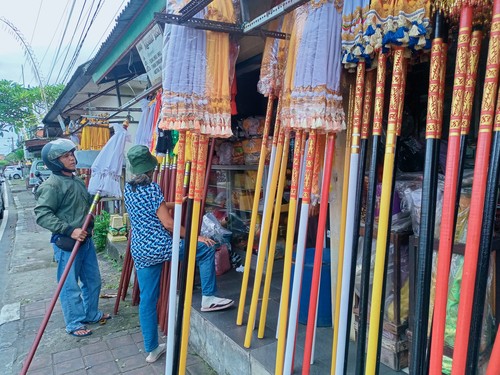 Sentra produksi tedung atau payung tradisional di Jalan I Gusti Ketut Jelantik, Banjar Munggu, Mengwi, Badung, Bali.