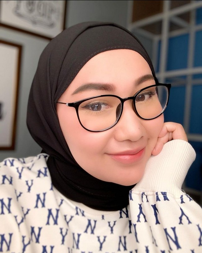 Setelah menggugat cerai Putra Siregar, Septia Yetri Opani mengunggah di akun Instagram story @septiasiregar17. Septi memperlihatkan foto selfie dan mengungkapkan bahwa dirinya sudah sangat lelah. “Capek banget...Udahin ya capeknya (emoji senyum), tulis Septi. Foto: Dok. Instagram @septiasiregar17