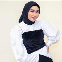 Namanya yang semakin melambung berkat bisnisnya yang sukses, gaya busana wanita yang lahir di Perawang, Kabupaten Siak, Riau, pada 9 September 1996 ini juga kerap menjadi sorotan. Septia menyukai warna nude dan monokrom. Seperti kali ini Septia mengenakan kemeja dan crop tank top untuk luaran. Ia memadukan hijab segi empat dan inner hijab warna hitam.  Foto: Dok. Instagram @septiasiregar17